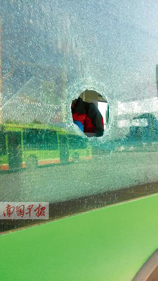 路邊飛石砸爛公交車玻璃 事發(fā)南寧市昆侖大道