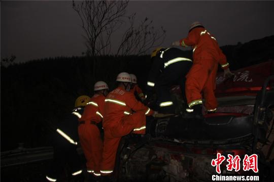 廣西高速路一滿(mǎn)載煙花爆竹貨車(chē)被追尾致2死5傷