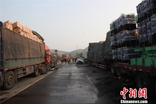 廣西高速路一滿(mǎn)載煙花爆竹貨車(chē)被追尾致2死5傷