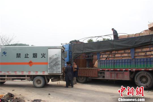 廣西高速路一滿(mǎn)載煙花爆竹貨車(chē)被追尾致2死5傷