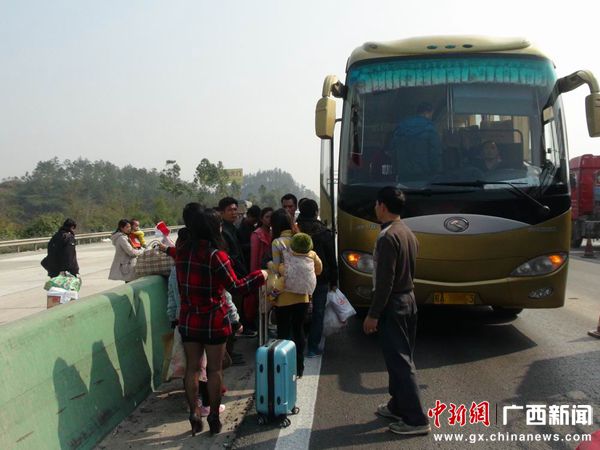 蘭海高速欽州段發(fā)生大客車(chē)追尾掛車(chē)事故