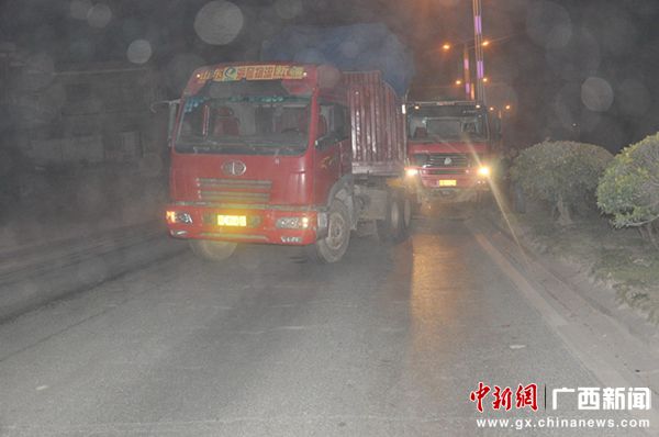 駕駛員變更車道不慎印發2大貨車相撞