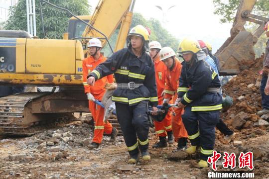 廣西來賓一工地突發坍塌 兩名被埋工人獲救
