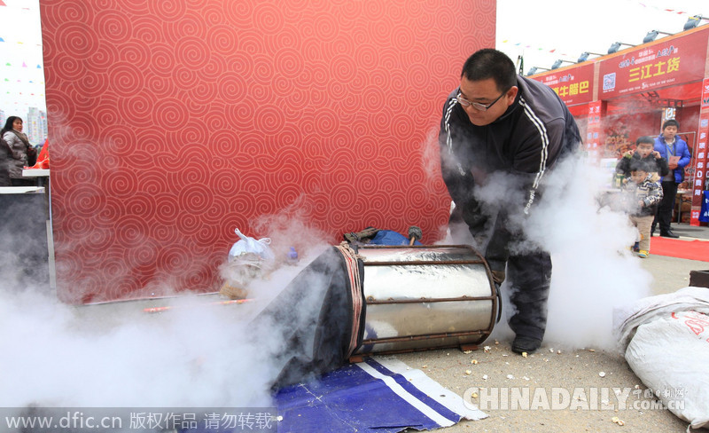 廣西柳州復古“爆米花哥哥”引人圍觀