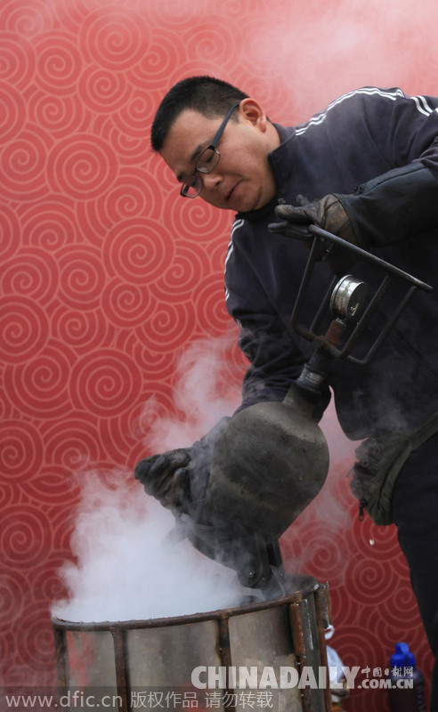 廣西柳州復古“爆米花哥哥”引人圍觀