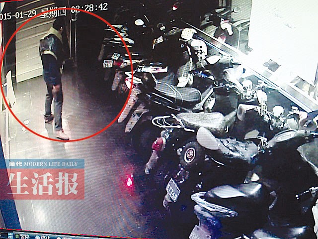 偷車賊喝得爛醉竟還踉踉蹌蹌偷車 全程被拍