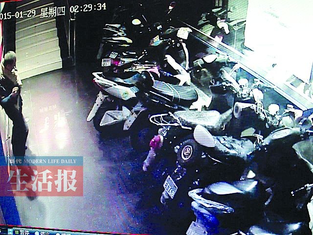 偷車賊喝得爛醉竟還踉踉蹌蹌偷車 全程被拍