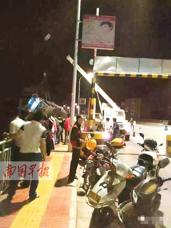貨車失控側翻橋下司機消失 事后一男子自稱是司機