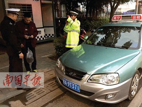 冒牌的士滿街兜客撈錢 外型與正規出租車極其相似