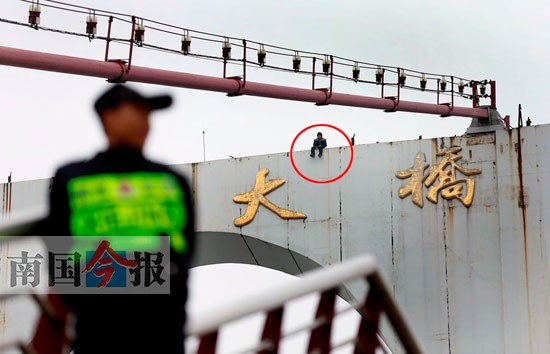 男子欲跳橋輕生體力透支發生虛脫 特警送鹽水救人