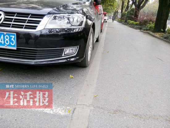 司機坐車里打盹也被貼單 快來看哪種停車會被貼單