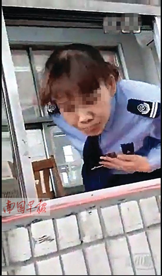 車主在覃塘收費(fèi)站遭遇奇葩事 收費(fèi)員朝車主吐口水