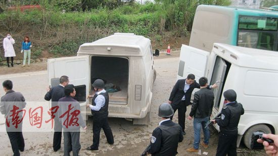 運鈔車撞客車4名押運員受傷被困 現(xiàn)金被緊急轉(zhuǎn)移