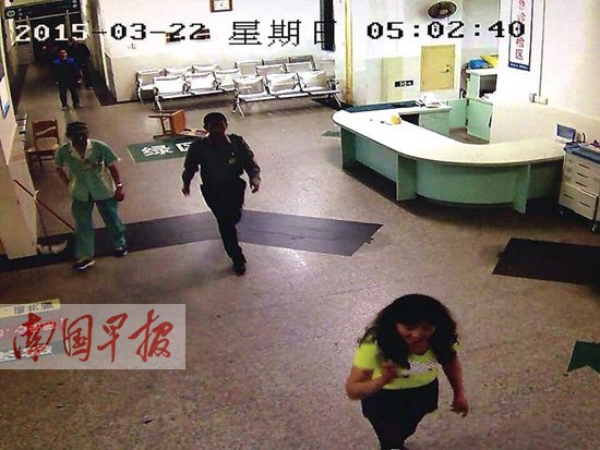 一女子持水果刀追砍醫(yī)務人員 保安空手奪白刃(圖)