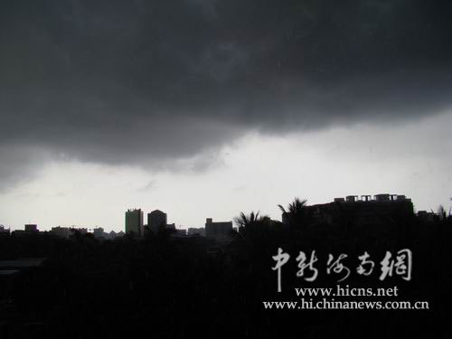烏云壓頂椰城 ?？诒┯陜A盆