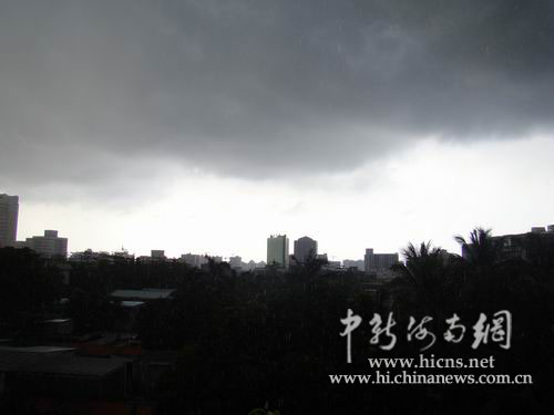 烏云壓頂椰城 ?？诒┯陜A盆