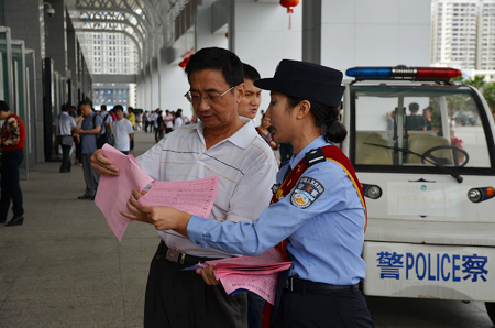 海口火車東站制指路傳單 方便旅客乘車出行(圖)