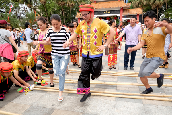五指山三月三廣場(chǎng)歡跳打柴舞
