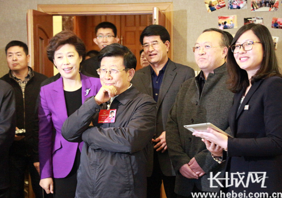 趙克志、張慶偉看望全國兩會長城網前方報道組