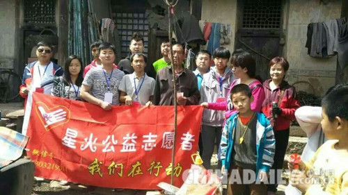 石家莊星火愛心團(tuán)隊(duì)走進(jìn)靈壽 為孤寡老人送去善款
