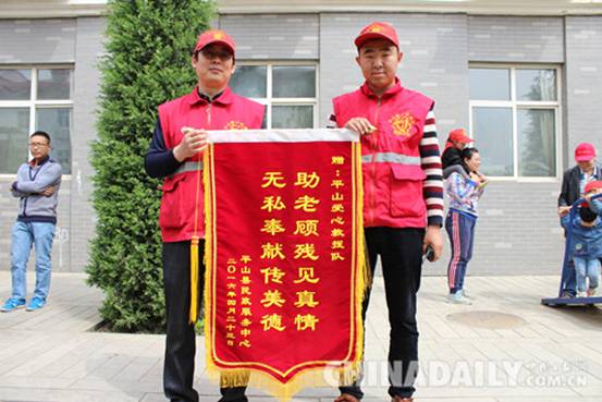 平山愛心救援隊(duì)為義演活動帶路給困難家庭送溫暖