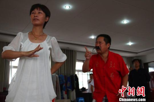 傳百年遺音 河北平鄉(xiāng)村民自排絲弦歷史劇《時(shí)苗留犢》