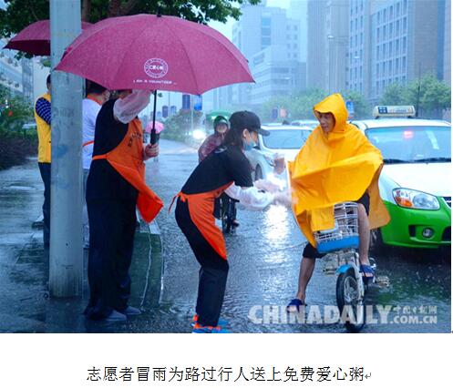 河北廊坊：大雨之下的免費粥溫暖一座城