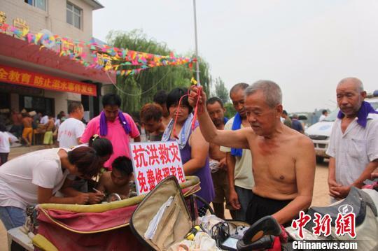 保定66歲老人邢臺災區(qū)義務修電器 曾21次參加救災