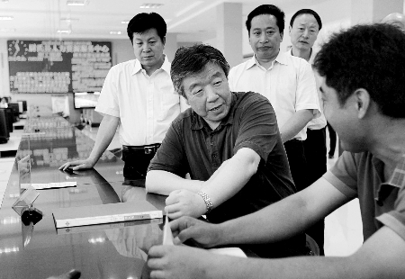 盧展工書記寄語開封：“精誠所至，金石開封”