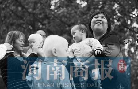 女子20多年收養(yǎng)上百棄嬰 被質(zhì)疑為攏錢騙低保?