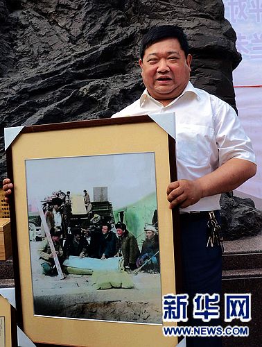 開(kāi)封一市民捐贈(zèng)百件焦裕祿文史資料（組圖）
