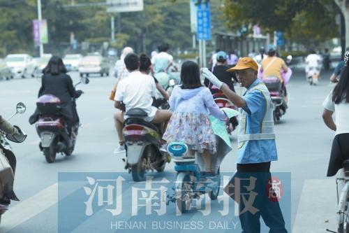 河南省高溫補(bǔ)貼每天10元 環(huán)衛(wèi)工大媽稱沒(méi)聽(tīng)說(shuō)過(guò)