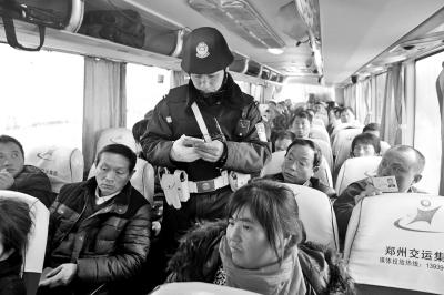 鄭州啟動最高級別安保 特警24小時持槍巡邏