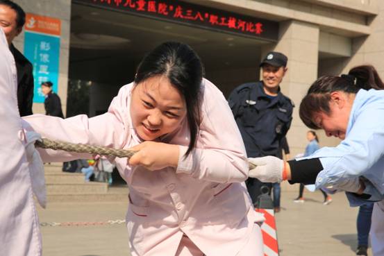 喜迎三八節(jié) 鄭州市兒童醫(yī)院舉辦拔河比賽