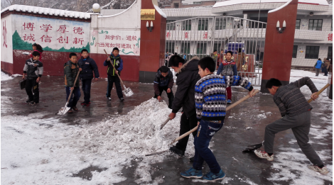 熱火朝天掃積雪，齊心協(xié)力搞安全——臺(tái)頭小學(xué)清掃積雪