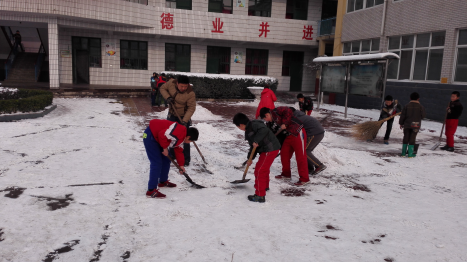 熱火朝天掃積雪，齊心協(xié)力搞安全——臺(tái)頭小學(xué)清掃積雪