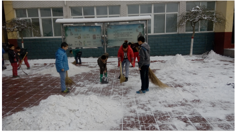 熱火朝天掃積雪，齊心協(xié)力搞安全——臺(tái)頭小學(xué)清掃積雪