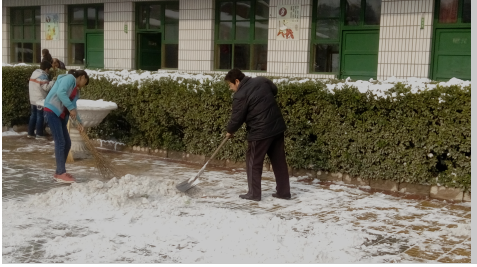 熱火朝天掃積雪，齊心協(xié)力搞安全——臺(tái)頭小學(xué)清掃積雪