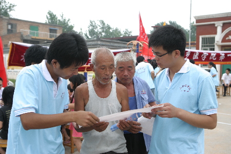 新鄉(xiāng)醫(yī)學院大學生義診下鄉(xiāng) 百姓家門口就醫(yī)“謀”健康