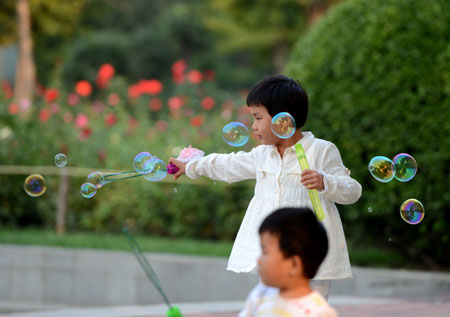 鄭州：兒童在公園盡享節日歡樂