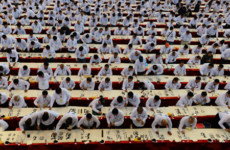 河南開封“千人書菊”創吉尼斯世界紀錄