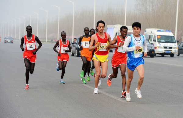2013鄭開國(guó)際馬拉松鳴槍開跑
