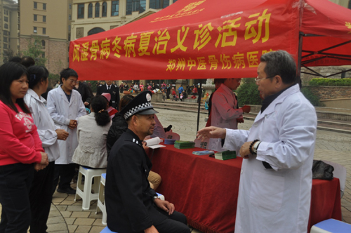 鄭州中醫(yī)骨傷病醫(yī)院“冬病夏治”進社區(qū) 便民惠民受歡迎