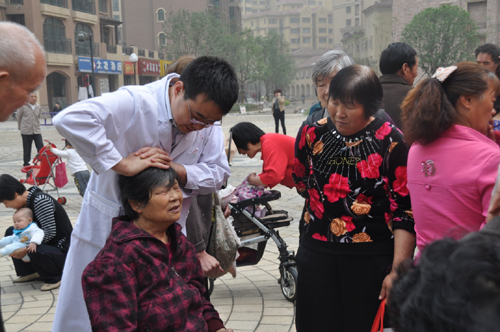 鄭州中醫(yī)骨傷病醫(yī)院“冬病夏治”進社區(qū) 便民惠民受歡迎