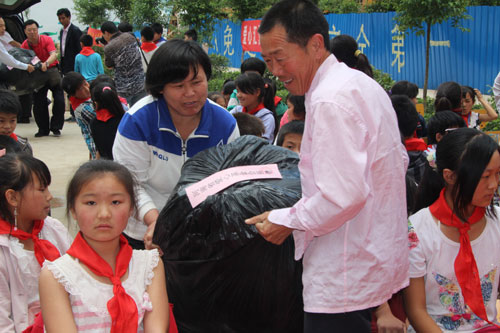 河南省愛心基金會與李靈希望小學共慶“六一”