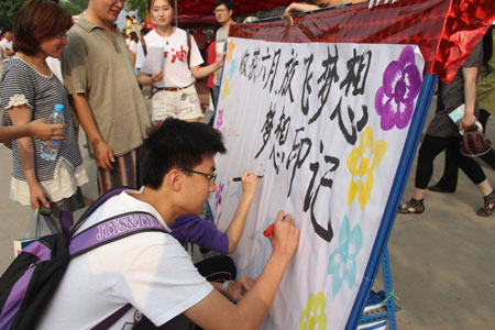 鄭大學(xué)子情系考生 當(dāng)上“高考夢想聯(lián)絡(luò)員”