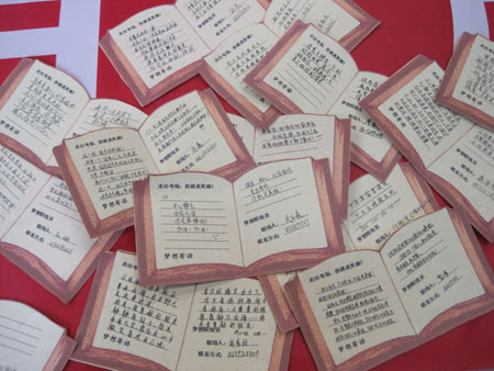 鄭大學(xué)子情系考生 當(dāng)上“高考?jí)粝肼?lián)絡(luò)員”