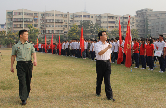 開封大學(xué)2013級(jí)新生軍訓(xùn)閉營(yíng)式隆重舉行