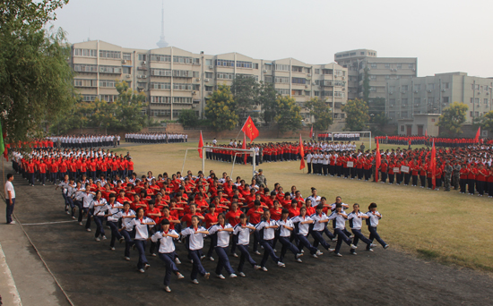 開封大學(xué)2013級(jí)新生軍訓(xùn)閉營(yíng)式隆重舉行