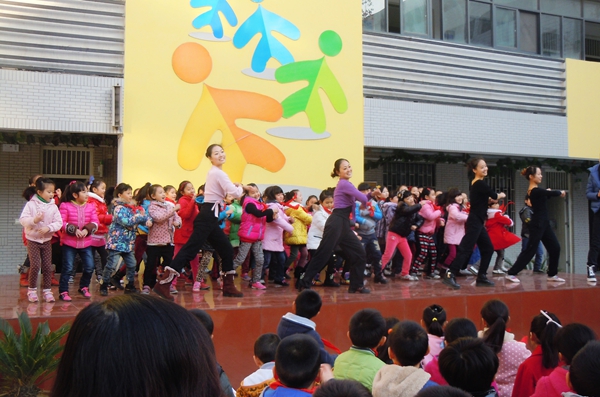 鄭州幸福路小學牽手舞影秀 給孩子舞動多彩天空